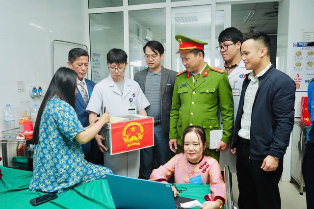 Hòm phiếu phụ đến tận buồng bệnh, đảm bảo quyền bầu cử của mọi công dân- Ảnh 1.