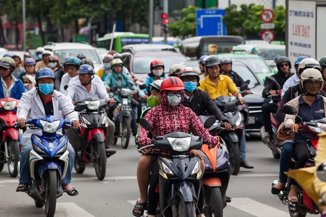 Ra đường với 'áo ninja' càng dày càng tốt? Sự thật về chống tia UV giữa ngày hè 'rực lửa'- Ảnh 1. Ra đường với 'áo ninja' càng dày càng tốt? Sự thật về chống tia UV giữa ngày hè 'rực lửa'- Ảnh 1.