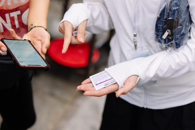 Ra đường với 'áo ninja' càng dày càng tốt? Sự thật về chống tia UV giữa ngày hè 'rực lửa'- Ảnh 2. Ra đường với 'áo ninja' càng dày càng tốt? Sự thật về chống tia UV giữa ngày hè 'rực lửa'- Ảnh 2.