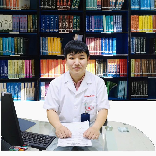 Bác sĩ quỳ giữa đường Nguyễn Chí Thanh ép tim cứu người: 'Lúc bệnh nhân thở lại, tất cả đều vỡ òa cảm xúc'- Ảnh 1.