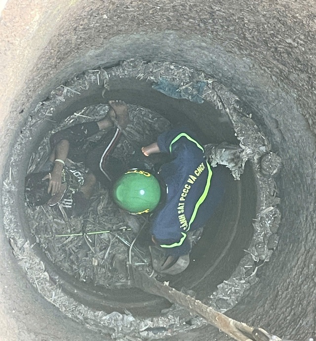 Cảnh sát xuống giếng sâu 20m cứu cháu bé 12 tuổi- Ảnh 2.