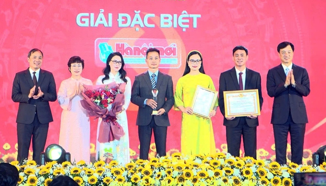 Trao 34 giải báo chí về xây dựng Đảng và hệ thống chính trị Thủ đô- Ảnh 2.