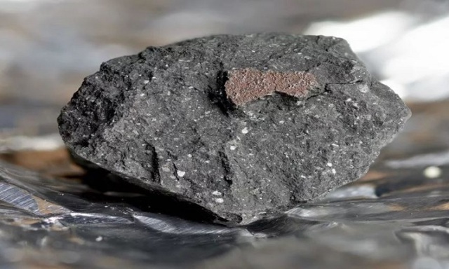 Cảnh báo lừa đảo bán đá thiên thạch cấm người mua tự ý mở két ra xem kẻo 'mất thiêng'- Ảnh 1. Cảnh báo lừa đảo bán đá thiên thạch cấm người mua tự ý mở két ra xem kẻo 'mất thiêng'- Ảnh 1.