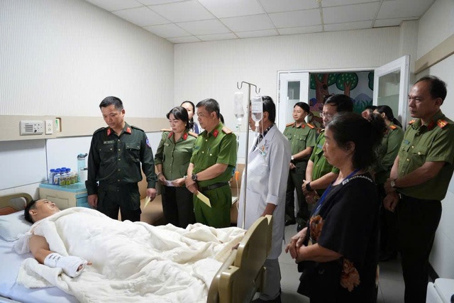 Bắt giữ du khách nước ngoài đâm trọng thương thiếu tá công an tại Mũi Né- Ảnh 2. Bắt giữ du khách nước ngoài đâm trọng thương thiếu tá công an tại Mũi Né- Ảnh 2.