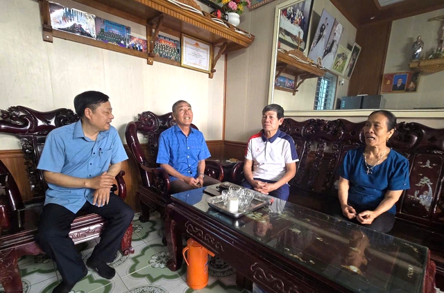 ‘Đi từng ngõ, gõ từng nhà’ để đảm bảo quyền lợi cử tri trước ngày hội lớn tại Thanh Hóa- Ảnh 3.