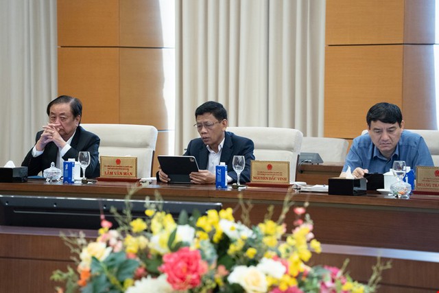 Phiên họp thứ 55 của UBTVQH: Xem xét khối lượng lớn dự án luật trình Kỳ họp thứ Nhất- Ảnh 3. Phiên họp thứ 55 của UBTVQH: Xem xét khối lượng lớn dự án luật trình Kỳ họp thứ Nhất- Ảnh 3.