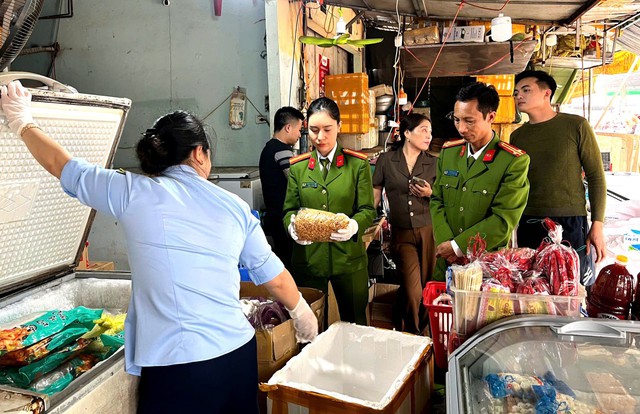 Thu giữ 4 tấn nầm lợn, tràng trứng... không nguồn gốc sắp ‘đổ bộ’ xuống các quán nướng vỉa hè- Ảnh 1. Thu giữ 4 tấn nầm lợn, tràng trứng... không nguồn gốc sắp ‘đổ bộ’ xuống các quán nướng vỉa hè- Ảnh 1.