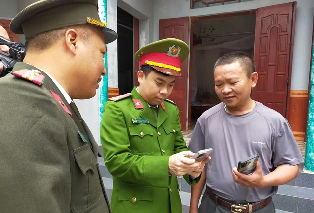 ‘Đi từng ngõ, gõ từng nhà’ để đảm bảo quyền lợi cử tri trước ngày hội lớn tại Thanh Hóa- Ảnh 4.