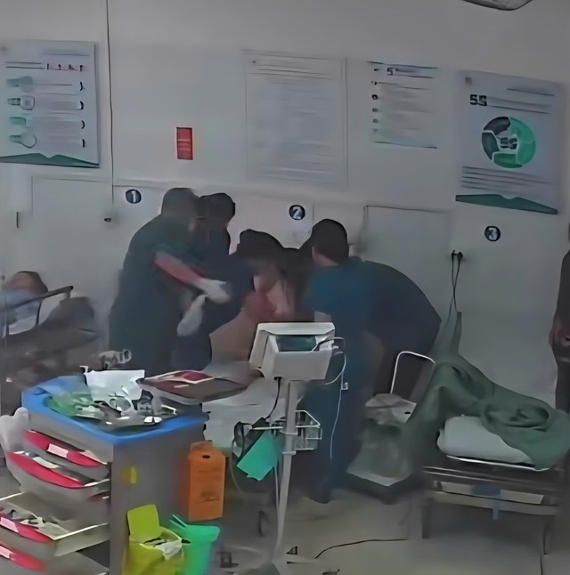 Thưởng nóng kíp cấp cứu cứu sống bé 37 tháng tuổi ngừng tuần hoàn do đuối nước- Ảnh 2.