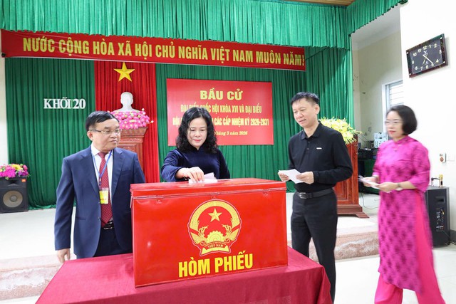 Cử tri Nghệ An đi bầu đạt 99,86%, nhiều địa phương đạt 100%- Ảnh 2. Cử tri Nghệ An đi bầu đạt 99,86%, nhiều địa phương đạt 100%- Ảnh 2.