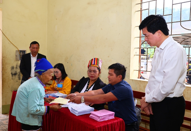 Cử tri Nghệ An đi bầu đạt 99,86%, nhiều địa phương đạt 100%- Ảnh 1. Cử tri Nghệ An đi bầu đạt 99,86%, nhiều địa phương đạt 100%- Ảnh 1.