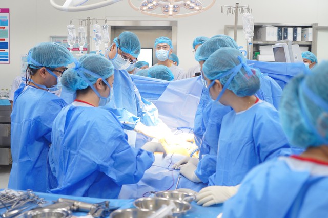 Xúc động khoảnh khắc người mẹ rơi nước mắt quyết định hiến tạng con trai chết não- Ảnh 1.