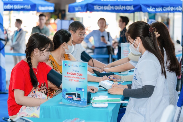 Chuỗi chương trình tiêm phòng cúm miễn phí quy mô tại miền Trung: Hàng ngàn liều vắc xin từ vì sức khỏe cộng đồng - Ảnh 4.