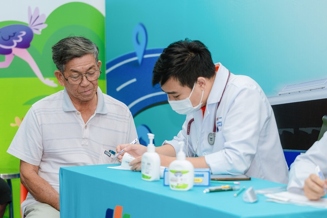 Chuỗi chương trình tiêm phòng cúm miễn phí quy mô tại miền Trung: Hàng ngàn liều vắc xin từ vì sức khỏe cộng đồng - Ảnh 5.