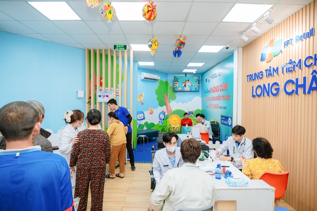 Chuỗi chương trình tiêm phòng cúm miễn phí quy mô tại miền Trung: Hàng ngàn liều vắc xin từ vì sức khỏe cộng đồng - Ảnh 6.