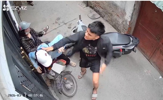 Công an Hà Nội xác minh vụ người phụ nữ bị hành hung trong ngõ 219 Định Công Thượng- Ảnh 2. Công an Hà Nội xác minh vụ người phụ nữ bị hành hung trong ngõ 219 Định Công Thượng- Ảnh 2.