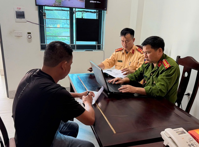 Vụ xe bán tải chắn đường gây xôn xao mạng xã hội: Tài xế bị lập biên bản vi phạm- Ảnh 1.