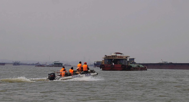 Vụ chìm tàu hút cát ở sông Hồng: Đã tìm thấy thi thể 1 nạn nhân- Ảnh 1.