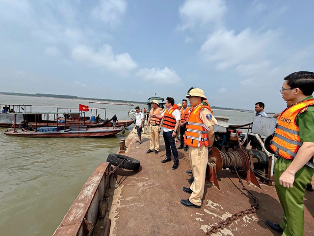 Vụ chìm tàu hút cát ở sông Hồng: Đã tìm thấy thi thể 1 nạn nhân- Ảnh 2.