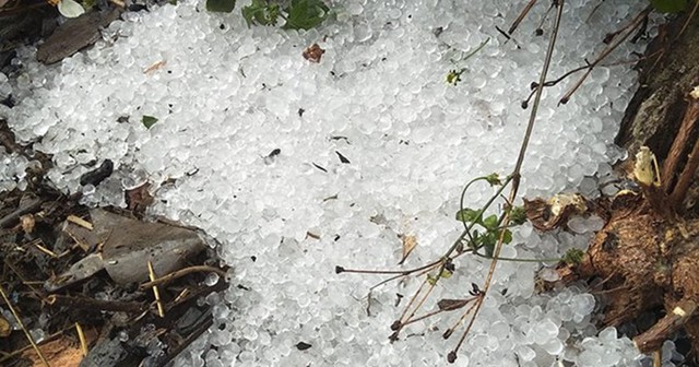 Mưa đá, dông lốc gây thiệt hại hàng trăm nhà ở tại miền núi phía Bắc- Ảnh 1.