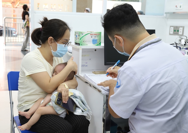 Ca tay chân miệng ở TPHCM tăng gần gấp đôi, 2 trường hợp tử vong trong tuần- Ảnh 1.