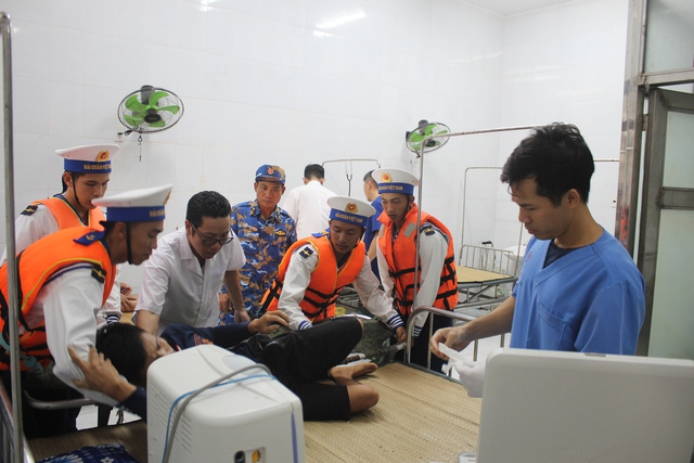 Quân y đảo Song Tử Tây cứu chữa ngư dân bị chấn thương ngực- Ảnh 1.