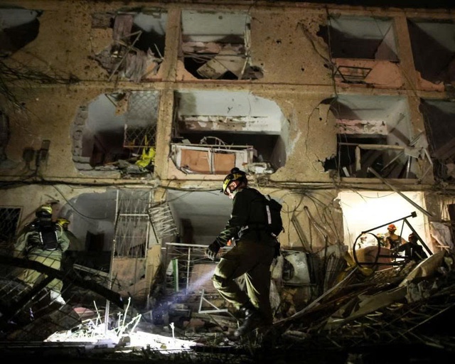 Tên lửa Iran xuyên thủng lưới phòng thủ đánh trúng khu hạt nhân Israel- Ảnh 1.