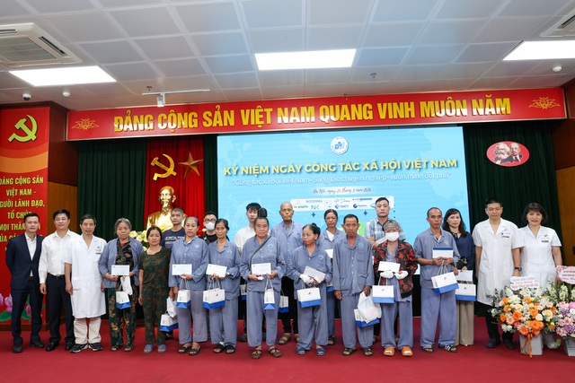 Công tác xã hội giúp người bệnh da liễu bớt mặc cảm, hòa nhập cộng đồng- Ảnh 1.