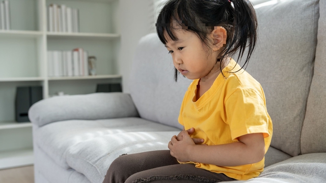 Cảnh báo ngộ độc thực phẩm học đường từ những thói quen ăn uống thiếu an toàn- Ảnh 1.