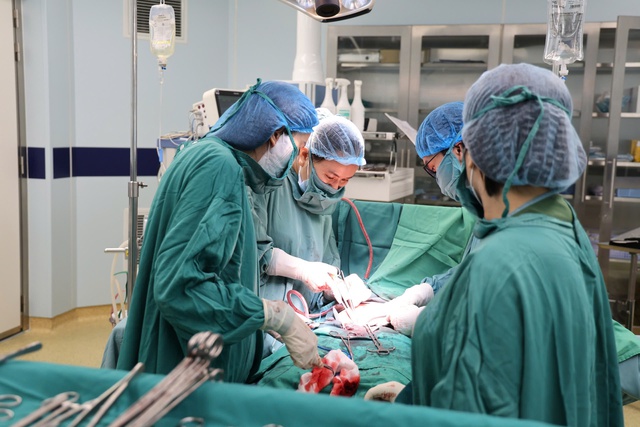 Người phụ nữ có khối u to như thai 7 tháng, nhiều bệnh nguy hiểm- Ảnh 2.