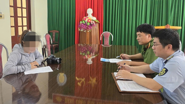 Xử phạt người phụ nữ chụp ảnh dạo ch&egrave;o k&eacute;o, &eacute;p kh&aacute;ch tại b&atilde;i biển Sầm Sơn- Ảnh 1.