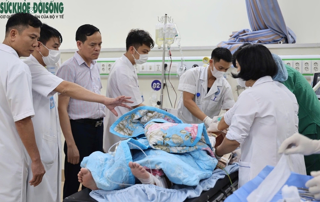 Xe 29 chỗ lao xuống vực ở Tam Đảo: Có 1 nạn nhân nữ bị thương rất nặng- Ảnh 1. Xe 29 chỗ lao xuống vực ở Tam Đảo: Có 1 nạn nhân nữ bị thương rất nặng- Ảnh 1.