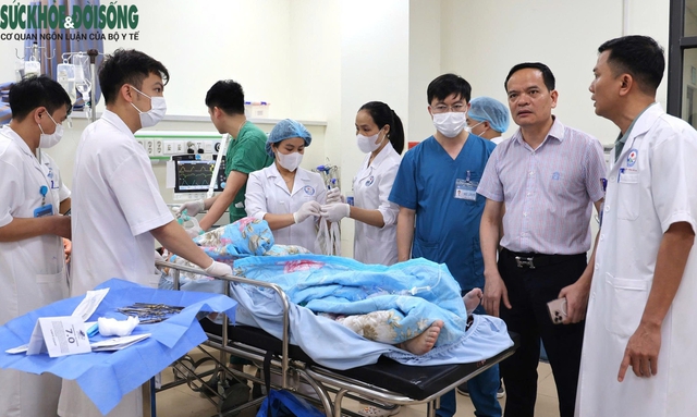 Xe 29 chỗ lao xuống vực ở Tam Đảo: Có 1 nạn nhân nữ bị thương rất nặng- Ảnh 2. Xe 29 chỗ lao xuống vực ở Tam Đảo: Có 1 nạn nhân nữ bị thương rất nặng- Ảnh 2.