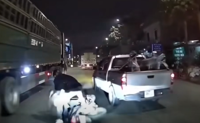 Tạm giữ tài xế xe ô tô 'chèn ép' xe máy chở 3 người ngã sát bánh xe tải- Ảnh 1.