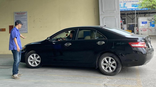 Người dân đến từ sớm trong những ngày đầu áp dụng kiểm định khí thải mới- Ảnh 2. Người dân đến từ sớm trong những ngày đầu áp dụng kiểm định khí thải mới- Ảnh 2.