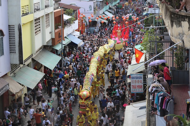 Hàng ngàn người tập trung ở Chợ Lớn xem lễ diễu hành Tết Nguyên tiêu- Ảnh 2.