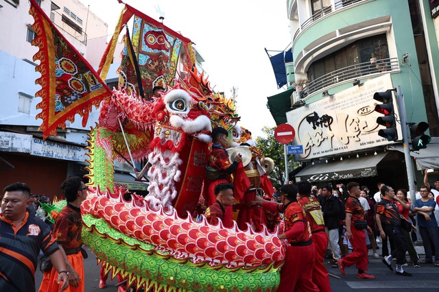 Hàng ngàn người tập trung ở Chợ Lớn xem lễ diễu hành Tết Nguyên tiêu- Ảnh 5.