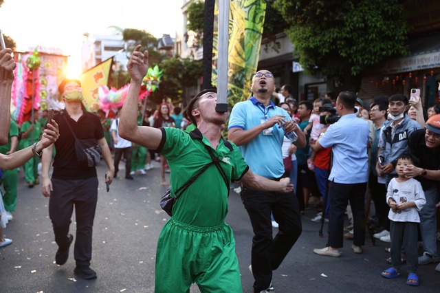 Hàng ngàn người tập trung ở Chợ Lớn xem lễ diễu hành Tết Nguyên tiêu- Ảnh 4.