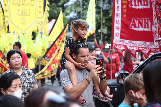 Hàng ngàn người tập trung ở Chợ Lớn xem lễ diễu hành Tết Nguyên tiêu- Ảnh 10.