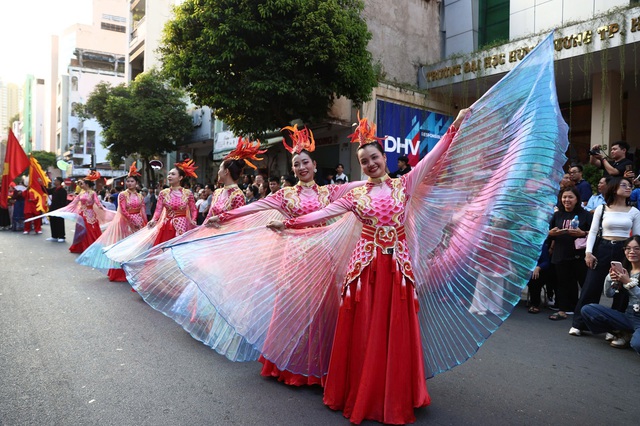 Hàng ngàn người tập trung ở Chợ Lớn xem lễ diễu hành Tết Nguyên tiêu- Ảnh 8.