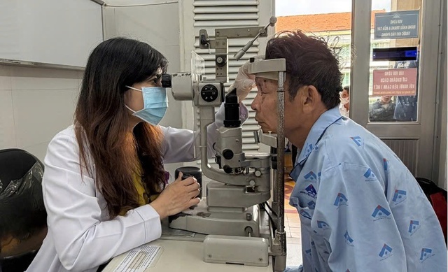 Nhiều ca tổn thương mắt nặng, nguy cơ mù lòa vĩnh viễn do nổ pháo- Ảnh 1.