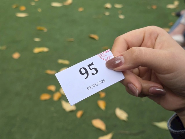 Sở GD&ĐT Hà Nội yêu cầu rà soát việc xếp hàng nộp hồ sơ vào lớp 10- Ảnh 1.