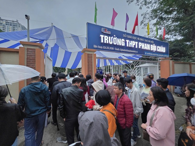 Sở GD&ĐT Hà Nội yêu cầu rà soát việc xếp hàng nộp hồ sơ vào lớp 10- Ảnh 2.