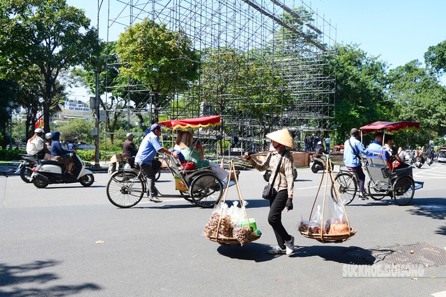 Nhiều nơi bước vào cao điểm nắng nóng, Hà Nội nhiệt cao 35 độ- Ảnh 1.