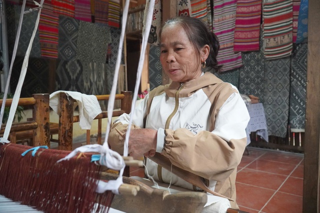 Những cụ bà cần mẫn giữ 'hồn' thổ cẩm giữa đại ngàn Pù Luông- Ảnh 3. Những cụ bà cần mẫn giữ 'hồn' thổ cẩm giữa đại ngàn Pù Luông- Ảnh 3.