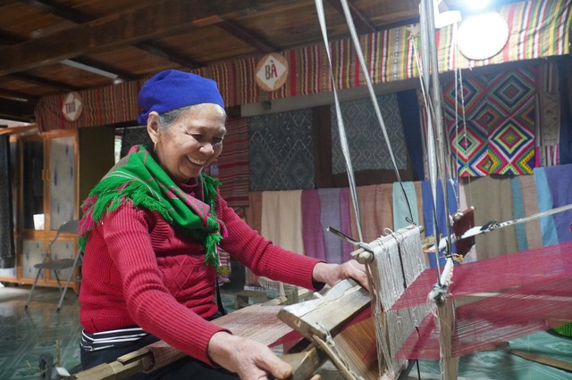 Những cụ bà cần mẫn giữ 'hồn' thổ cẩm giữa đại ngàn Pù Luông- Ảnh 4. Những cụ bà cần mẫn giữ 'hồn' thổ cẩm giữa đại ngàn Pù Luông- Ảnh 4.