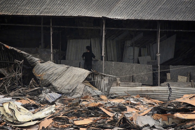 Khung cảnh hoang tàn sau vụ cháy nhà xưởng ở Thanh Liệt, Hà Nội- Ảnh 5.