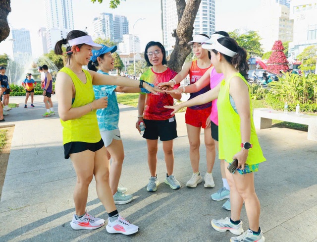 'Nữ chiến binh' khiếm thị chinh phục đường chạy marathon 42 km- Ảnh 2. 'Nữ chiến binh' khiếm thị chinh phục đường chạy marathon 42 km- Ảnh 2.