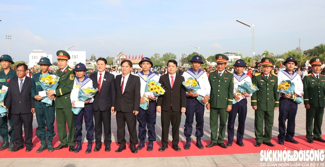 Lãnh đạo các địa phương, quân đội tặng hoa chúc mừng các tân binh. Ảnh: Duy Ngọc.