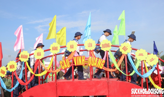 Khoảnh khắc tân binh bịn rịn chia tay người thân lên đường nhập ngũ- Ảnh 4.